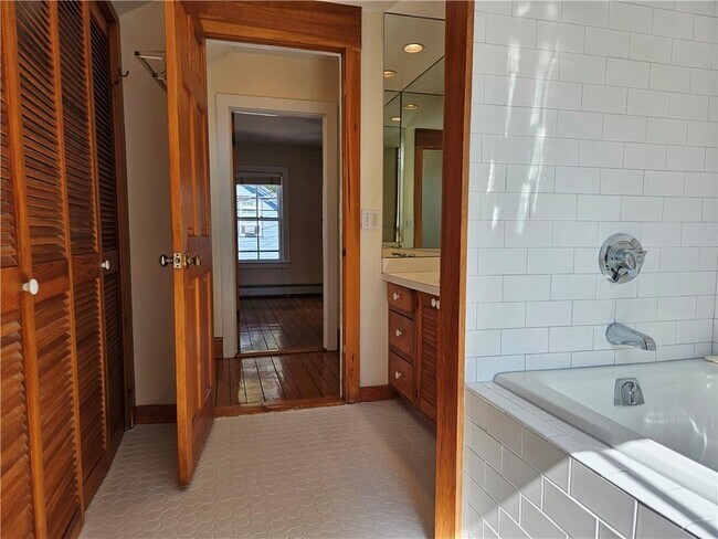 Building Photo - 10 Cherry St