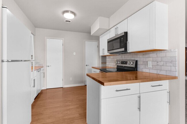 Building Photo - 6550 Delmonico Dr