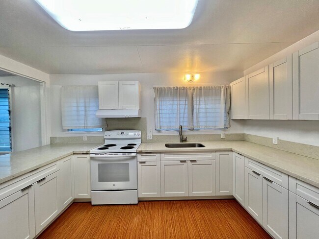 Building Photo - Bright and Breezy Manoa Living. Spacious 3...