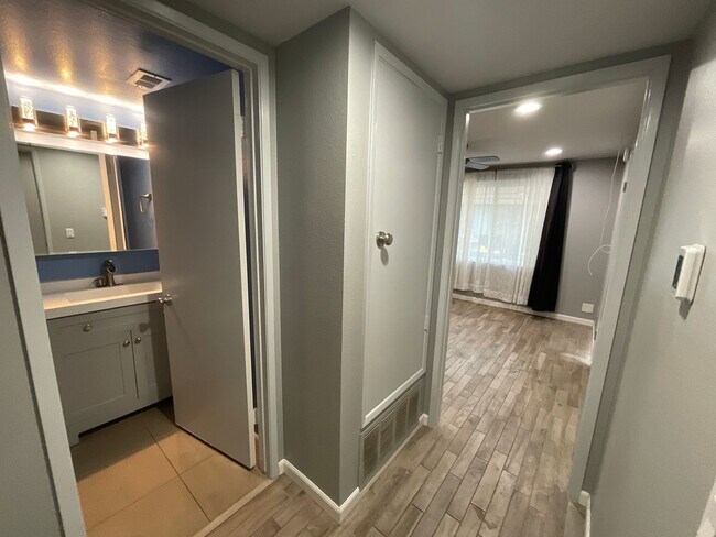 Building Photo - Garden Park Townhomes: 3 Bedroom 3 Bath At...