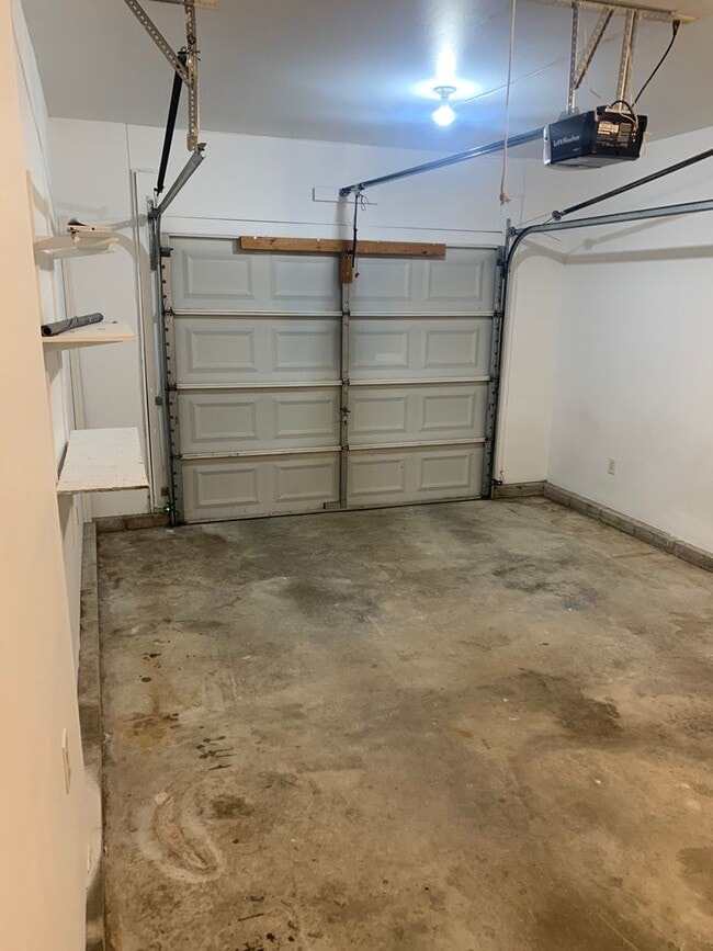 Building Photo - Beautiful updated 3 Bedroom 2 Bathroom Hom...