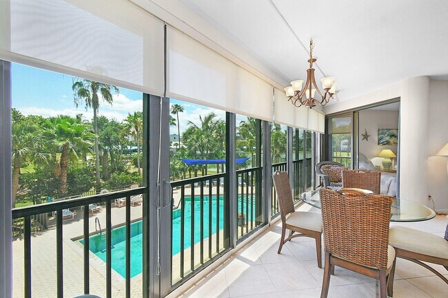 Building Photo - 221 NE Plantation Rd