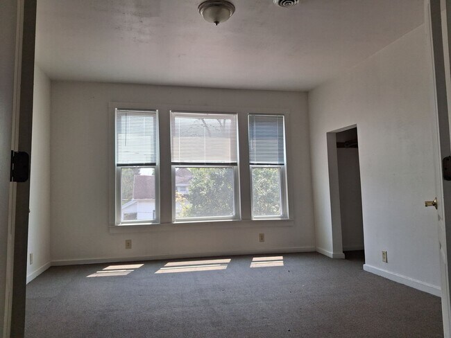 Building Photo - 2302 W Vine St