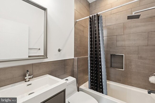 Building Photo - 2028 E Fletcher St