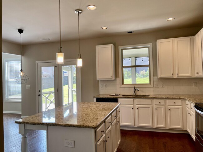 Building Photo - 7531 Silk Tree Pointe