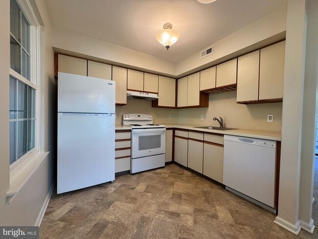 Building Photo - 301 SASSAFRAS Ct