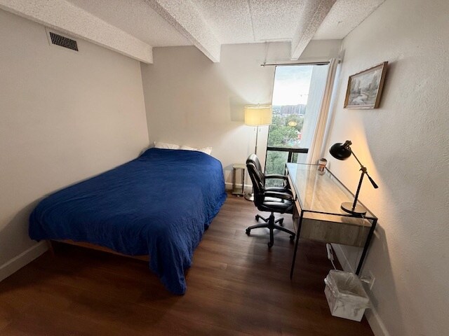 Secondary bedroom - 777 N Washington St