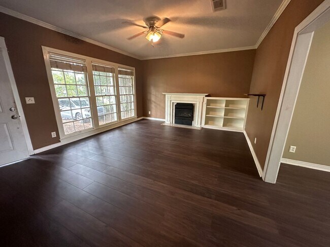 Building Photo - Broadmoor 3 Bedroom