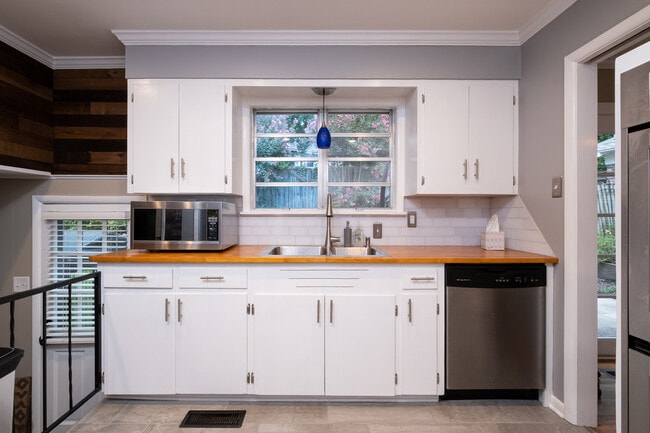 Building Photo - 312 Schoolwood Ln