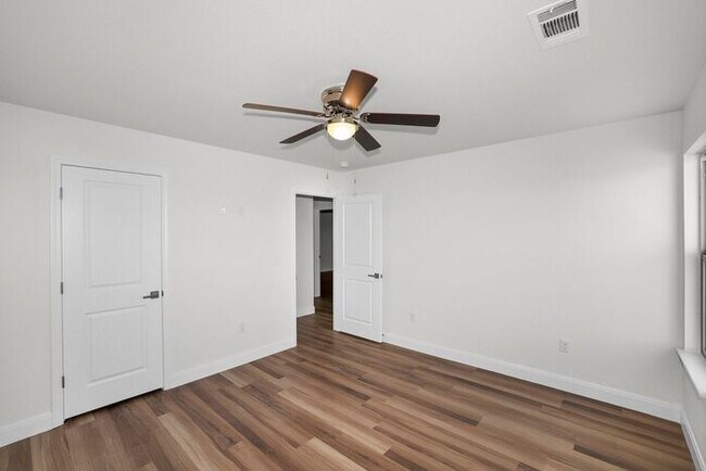 Building Photo - 7624 Woodford Ave