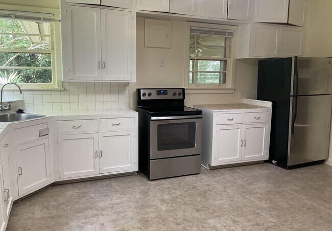 Building Photo - Great Home within Walking Distance to Campus.