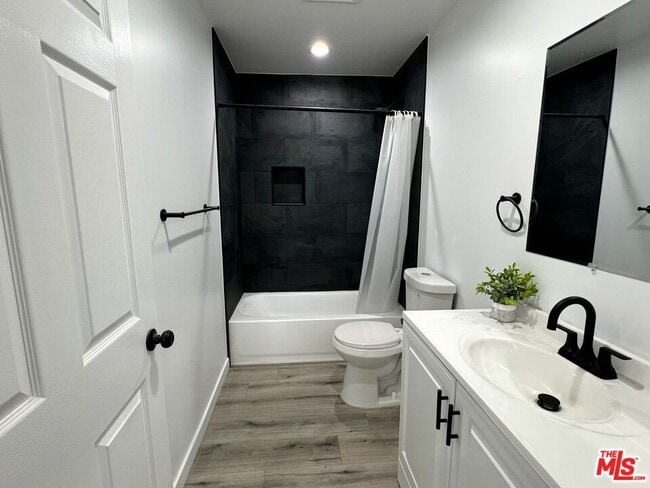 Building Photo - 841 W 64th St