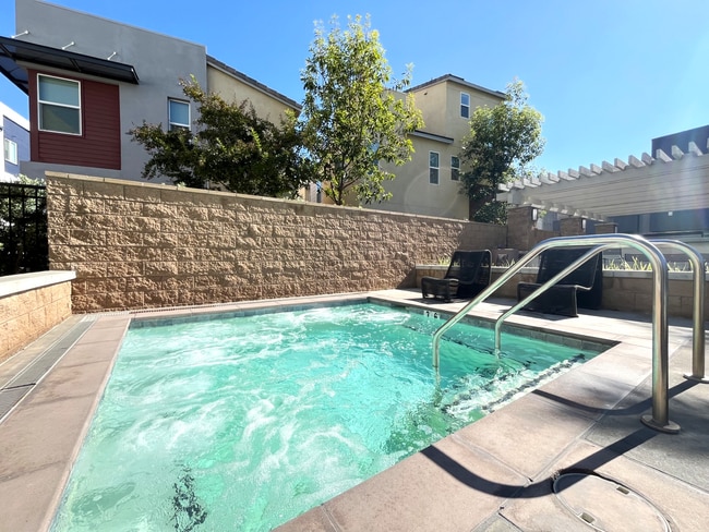 Building Photo - 3 bed, 2.5 bath located in Rancho Cucamonga!