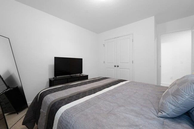 Building Photo - 2 Saltford Ln