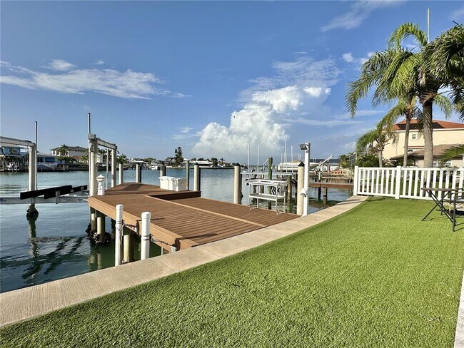 Building Photo - 320 Palm Island NE