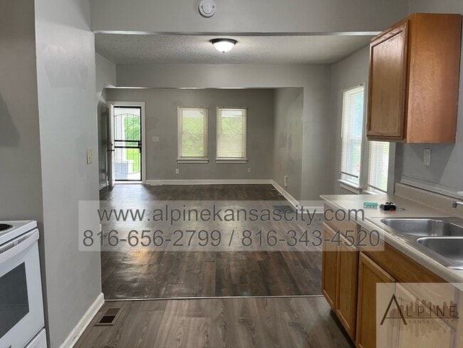 Building Photo - Spacious Upstairs Loft with Bathroom!