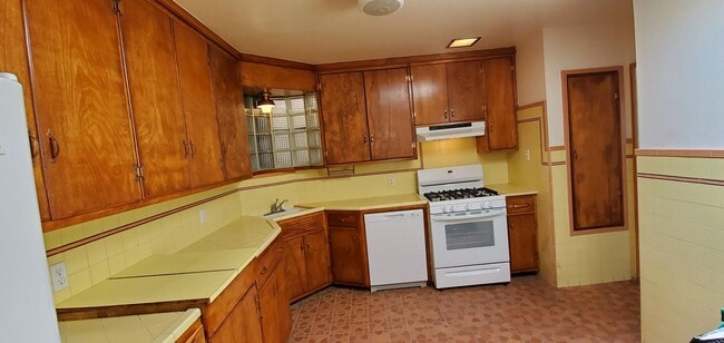 Building Photo - Beautifully Renovated Vintage  2 bedroom 2...