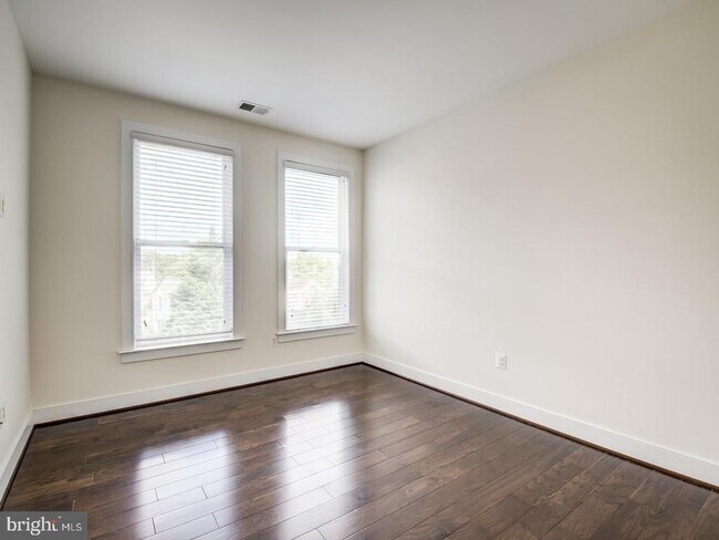 Building Photo - 1107 S Walter Reed Dr
