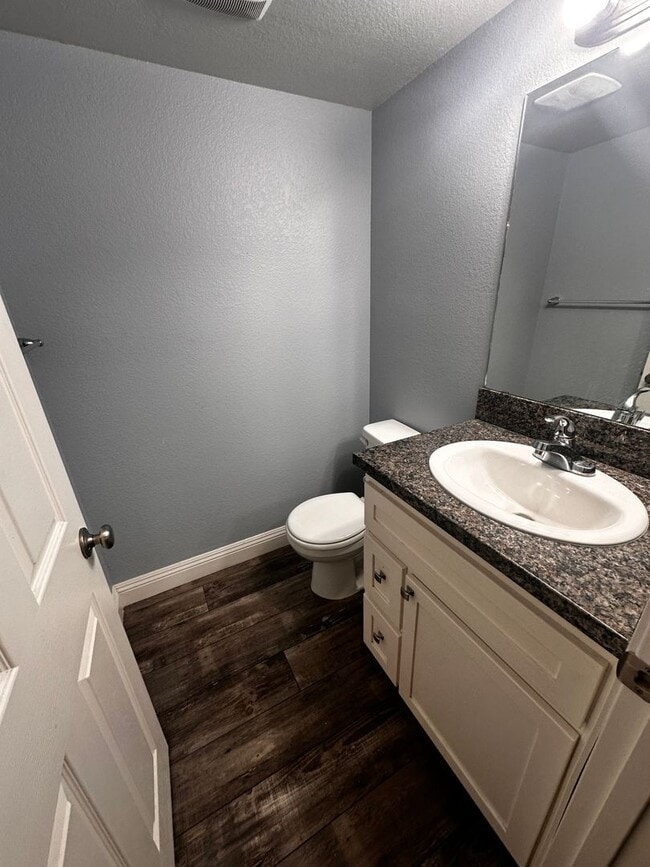 Building Photo - 3 Bedroom 1.5 Bathroom Condominium For Rent