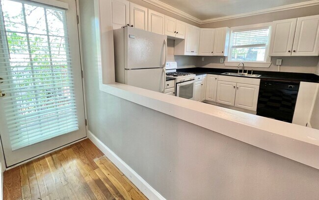 Building Photo - 2nd Floor 1BR/1BA + PORCH - Midtown Garden District