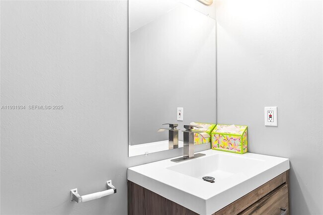 Building Photo - 400 Leslie Dr