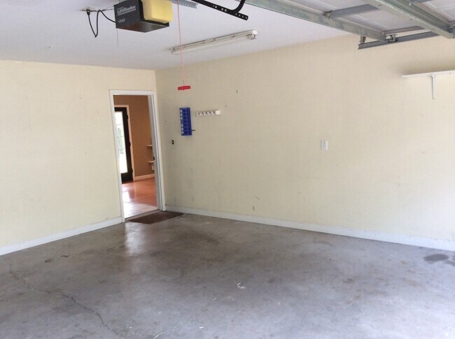 Building Photo - Charming Cul-de-Sac Home