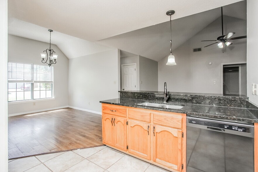 Building Photo - 10824 Ridgefield Dr