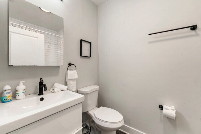 Building Photo - 2018 W 21st Pl