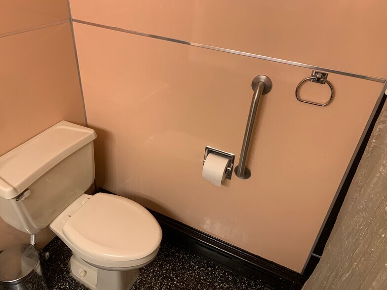 Building Photo - 1314 E Centre St