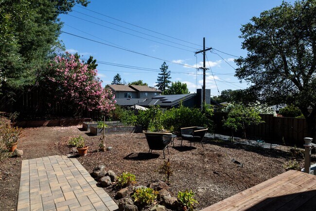 Building Photo - Updated home with spacious yard