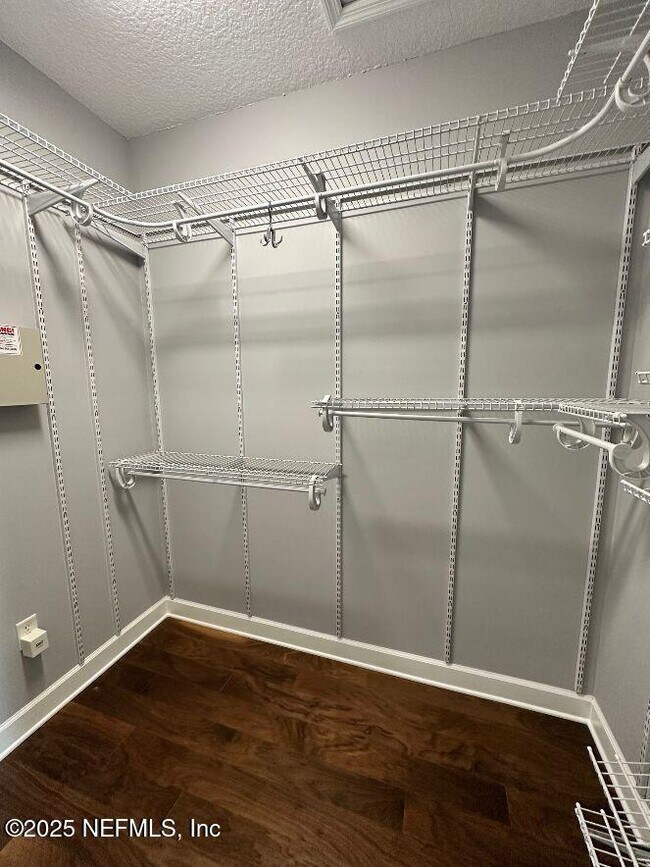 Building Photo - 943 Hazeltine Ct