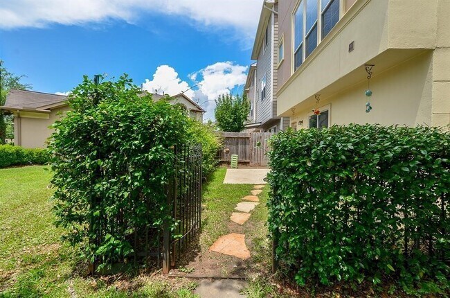 Building Photo - 3316 Clearview Cir