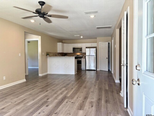 Building Photo - 348 Caroline Ln