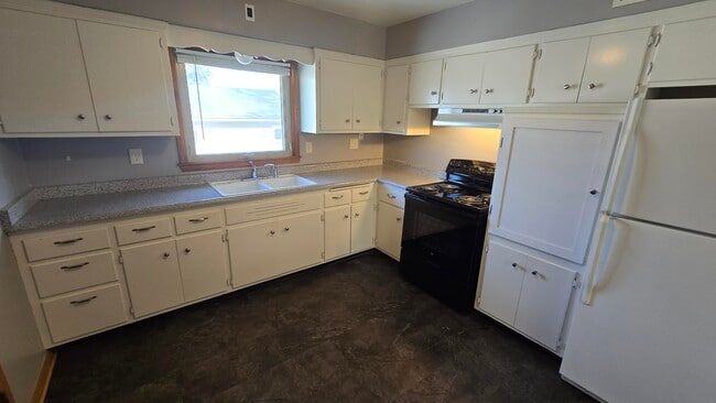 Building Photo - 11325 W Center St