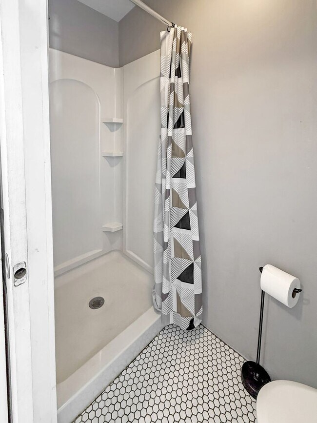 Building Photo - Fully Remodeled 4 Bed 2 Bath Home