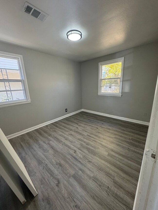 Building Photo - Cozy 2-bed with yard on quiet street