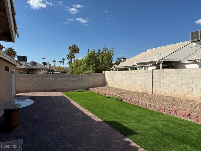 Building Photo - 4749 Califa Dr