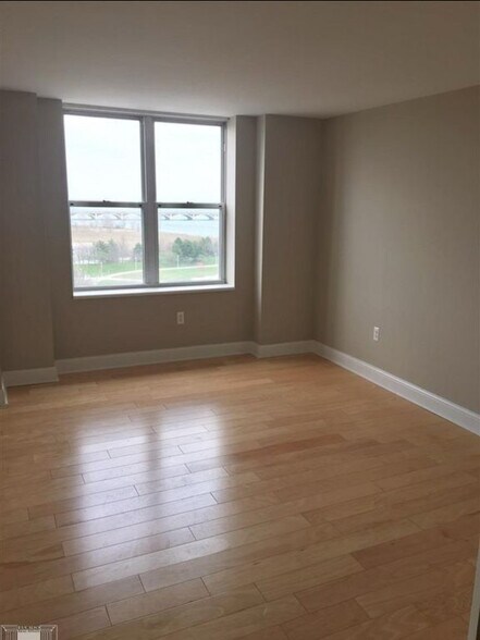 Building Photo - 250 E Harbortown Dr