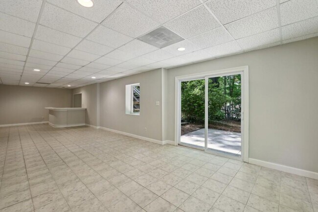 Building Photo - 110 Westchester Way