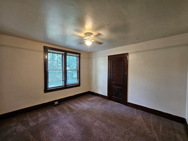 Building Photo - 397 Gilmore St