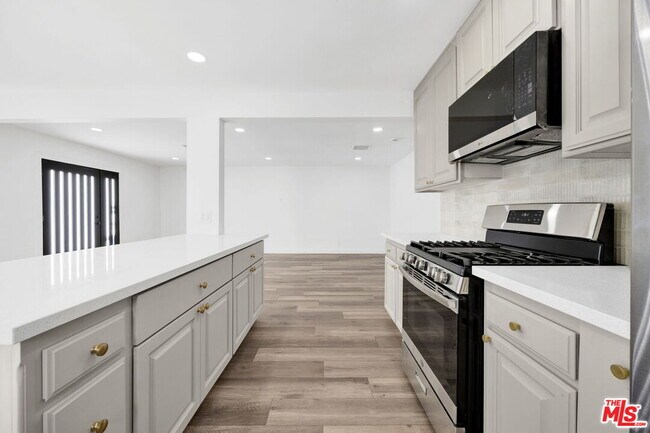 Building Photo - 1213 Thompson Ave