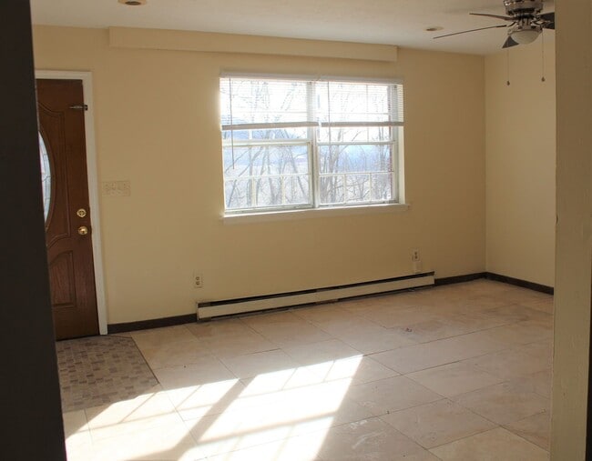 Building Photo - 3 Bedroom Townhouse - Near While Park - 06...