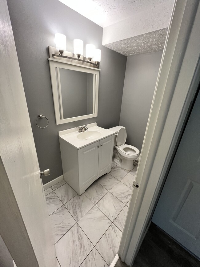 Building Photo - 216 Moore Rd