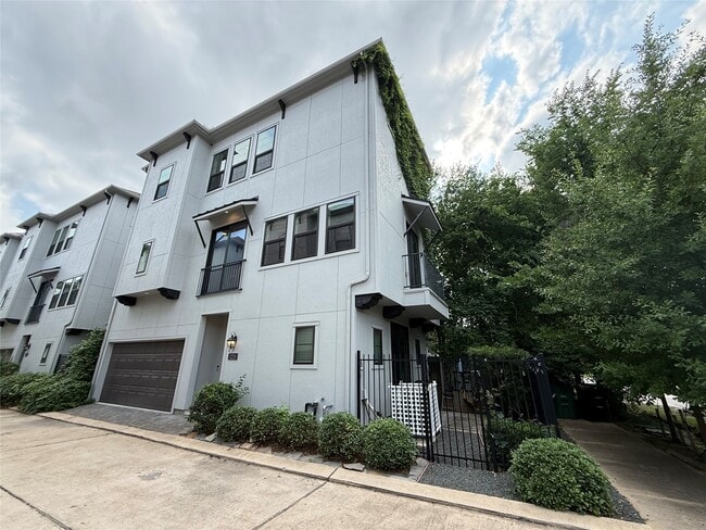 Building Photo - 1220 W 25th St