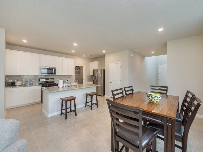 Building Photo - 120 Serpens St