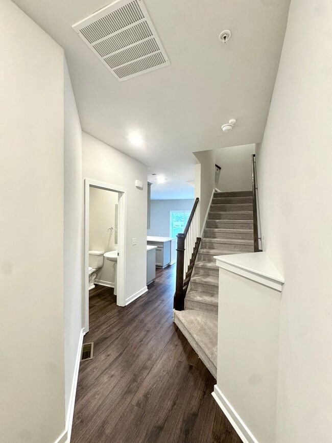 Building Photo - THREE BEDROOM/2.5 BATH TOWNHOME in Southern Lehigh School District