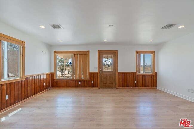 Building Photo - 42104 6th St E