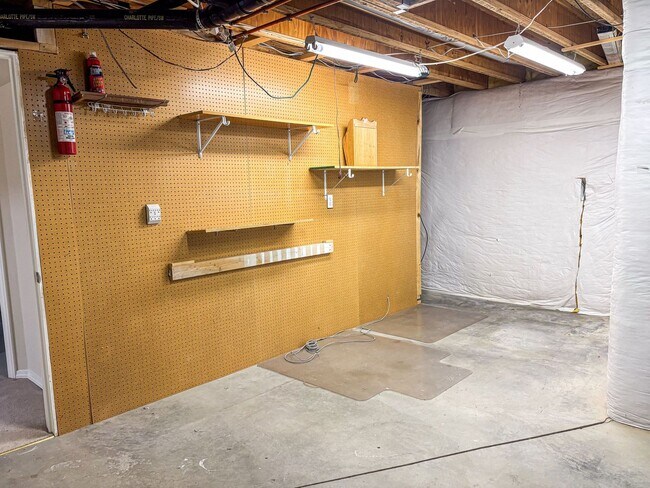 Building Photo - Spacious 4-bedroom, 3-bathroom home located in the Deer Run neighborhood