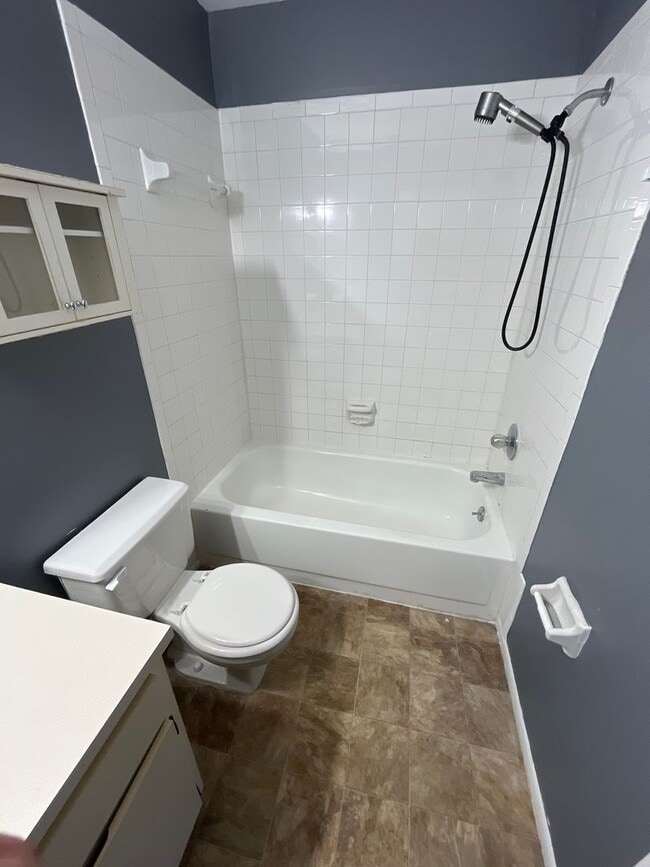 Building Photo - For Rent-2-bedroom, 2.5-bathroom located in the vibrant community of Brandon