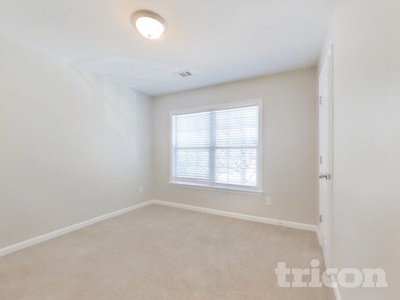 Building Photo - 411 Yarrow Way